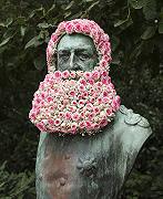 Statue pubbliche decorate con barbe floreali