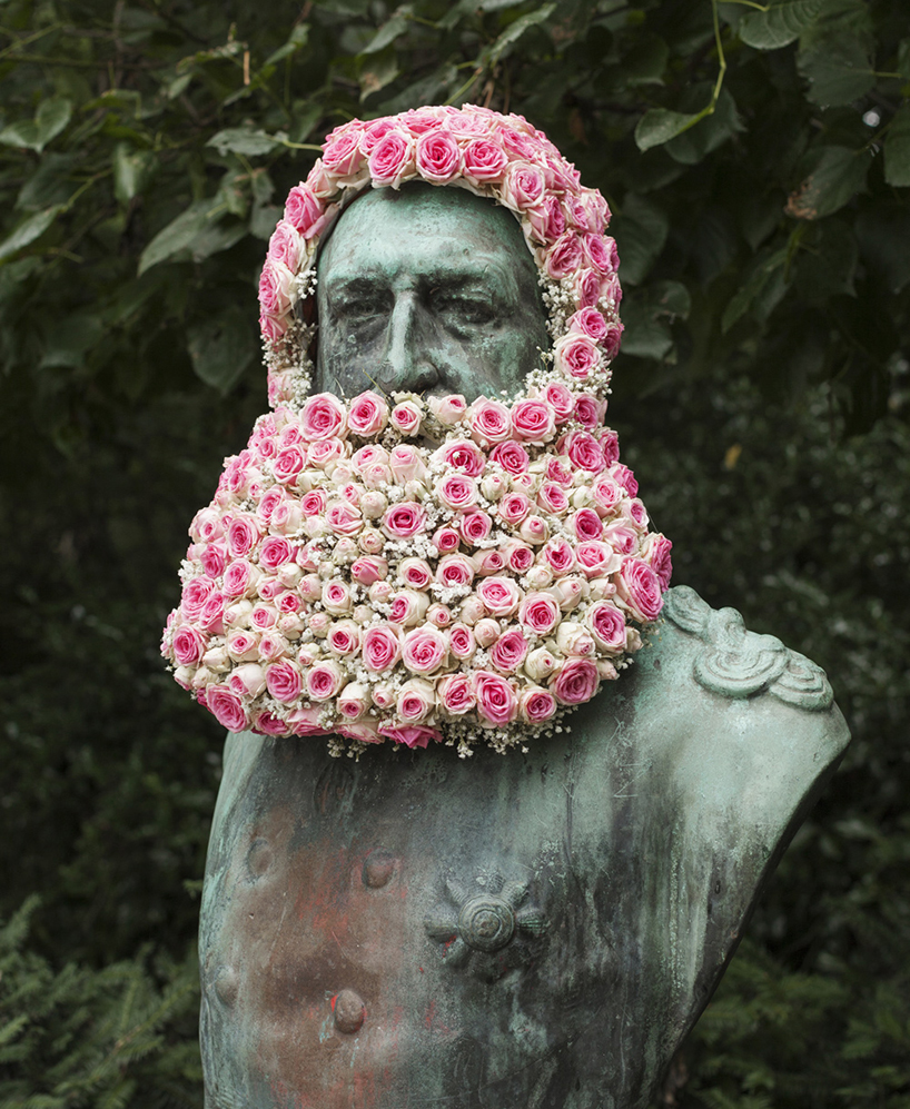 Statue pubbliche decorate con barbe floreali