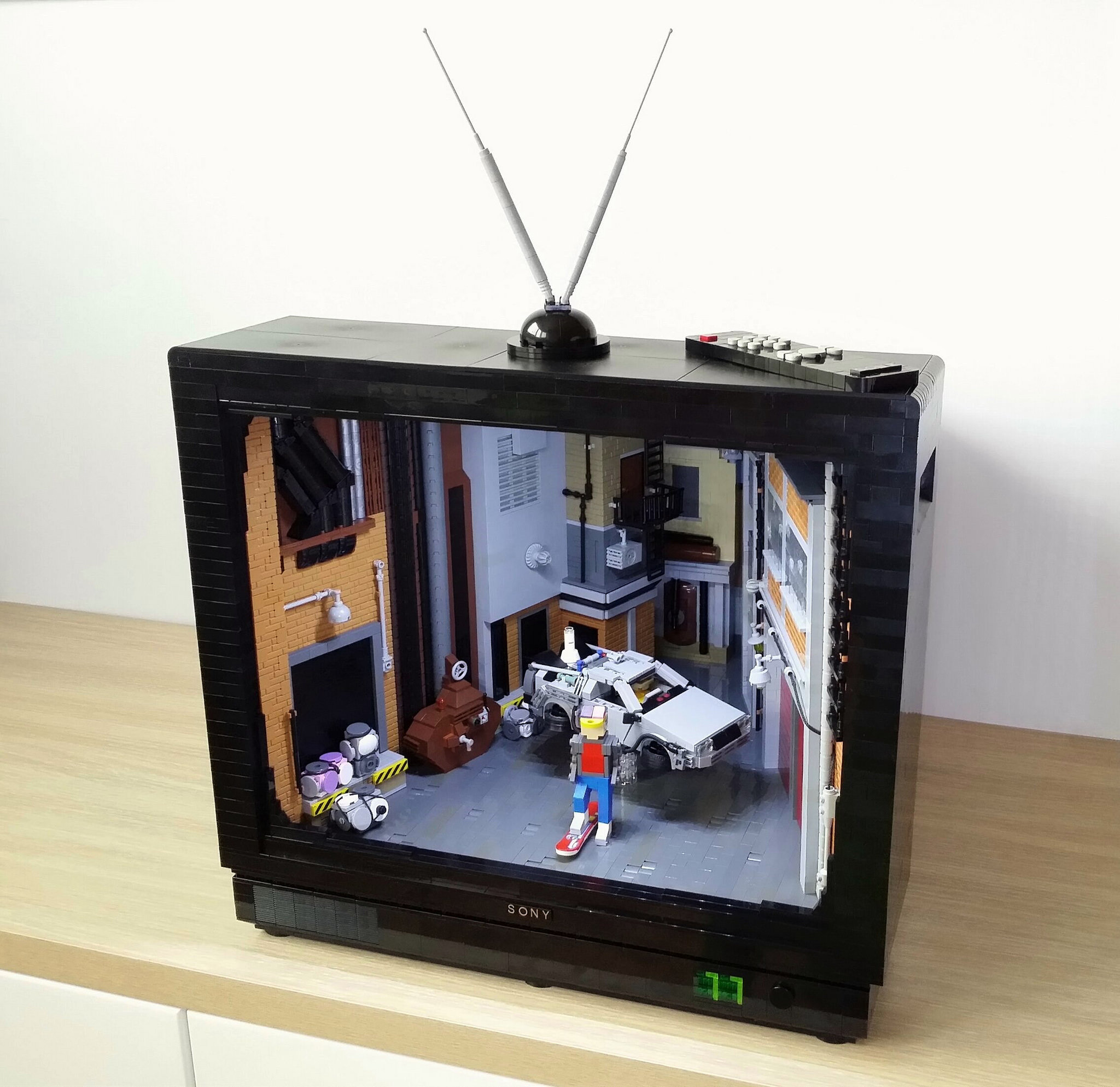 La TV anni 80 fatta in Lego di Primoz Mlakar