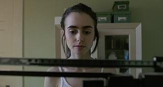 To The Bone: arriva la prima foto del film Netflix sull’anoressia con Lily Collins