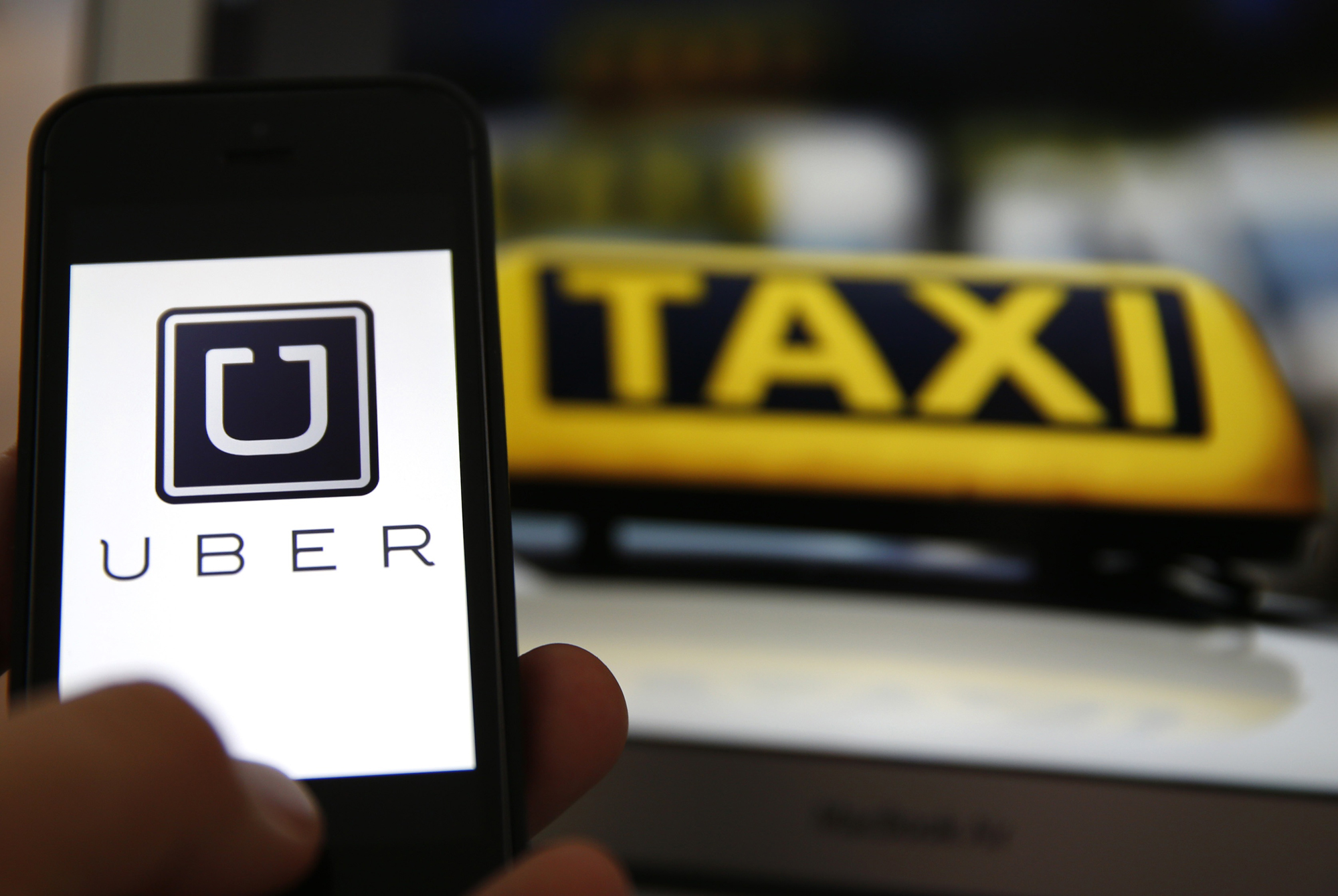 I tassisti romani hanno fatto la pace con Uber: a Roma compariranno sull’app del colosso americano