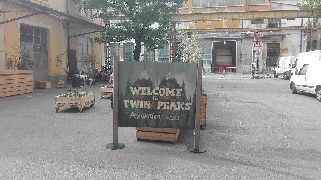 La Twin Peaks Experience a Milano: caffè bollente, torta di ciliegie e motel inquietanti