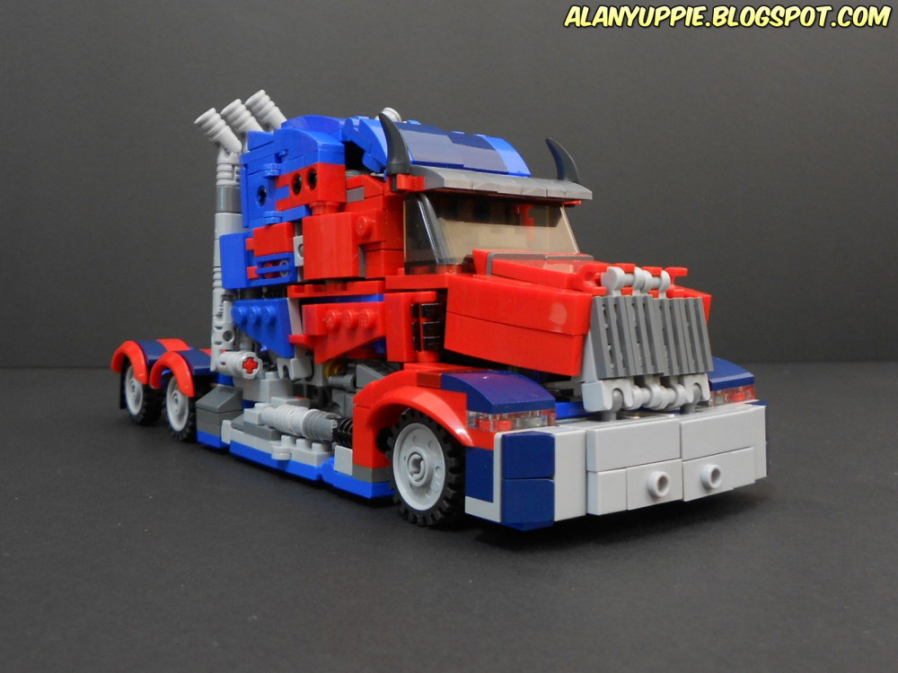 Optimus Prime trasformabile interamente in LEGO