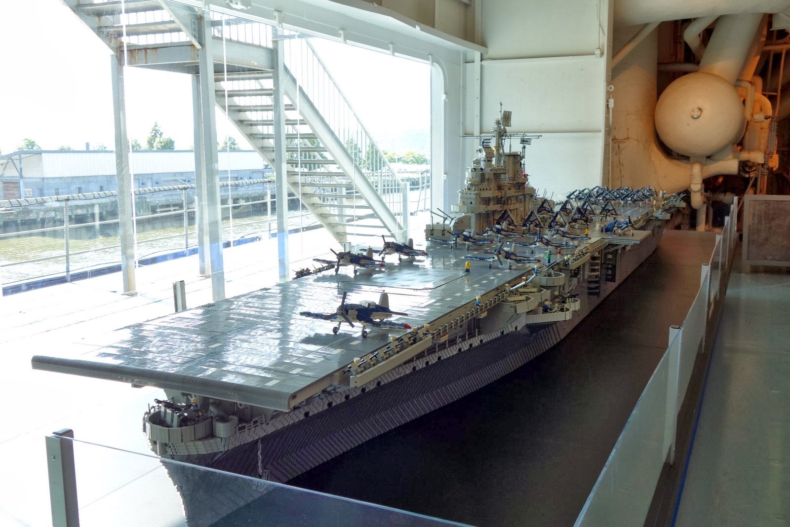 La portaerei USS Intrepid in versione LEGO