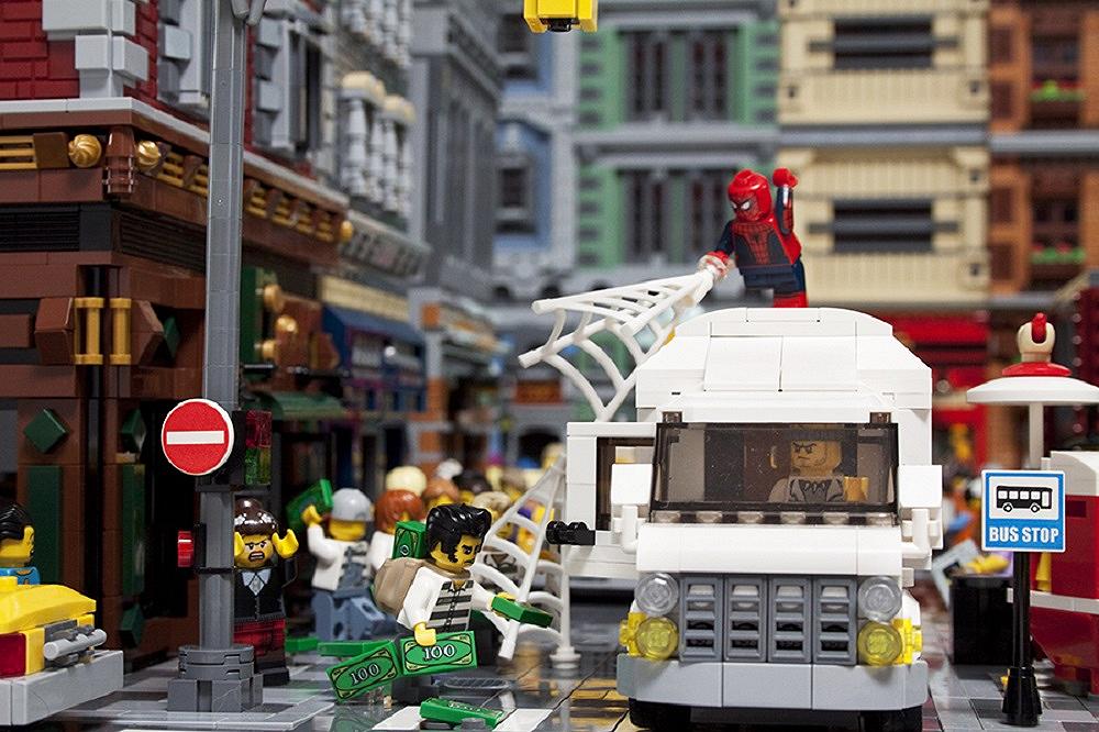 Diorama di Spider-Man Homecoming LEGO per la rivista Blocks Mag