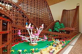 Spettacolare rollercoaster di legno ricreato in LEGO