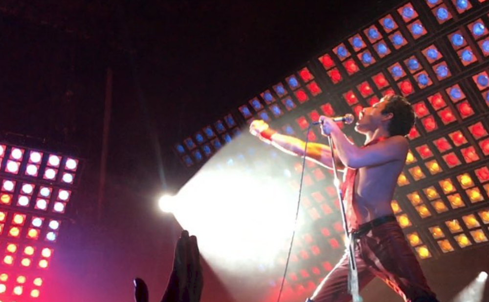 Una nuova foto per Rami Malek sul palco come Freddie Mercury