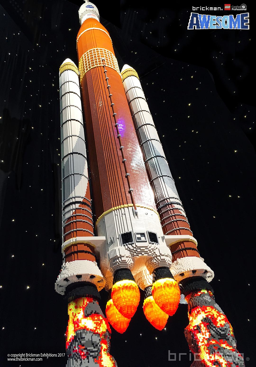 Il razzo SLS Rocket LEGO dell’artista Ryan McNaught porterà le minifigure su Marte