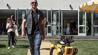 Jeff Bezos di Amazon porta a passeggio il cane robot di Boston Dynamics
