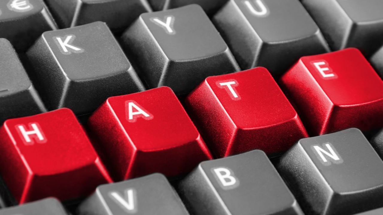 Social media, un report riassume come hanno cavalcato l’estremismo