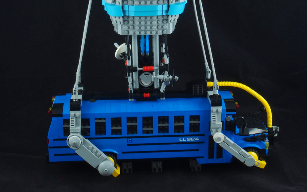 Il Battle Bus di Fortnite ricreato in LEGO