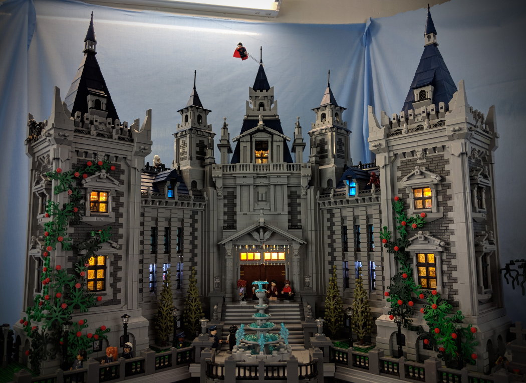 La Batcaverna e il maniero Wayne ricreati in LEGO