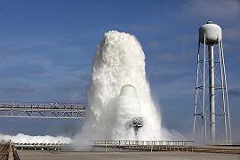 La NASA testa un potentissimo getto di acqua per raffreddare il lancio di razzi nello spazio