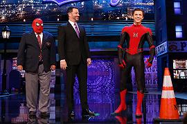 Spider-Man: Tom Holland indossa il costume al Jimmy Kimmel Live!