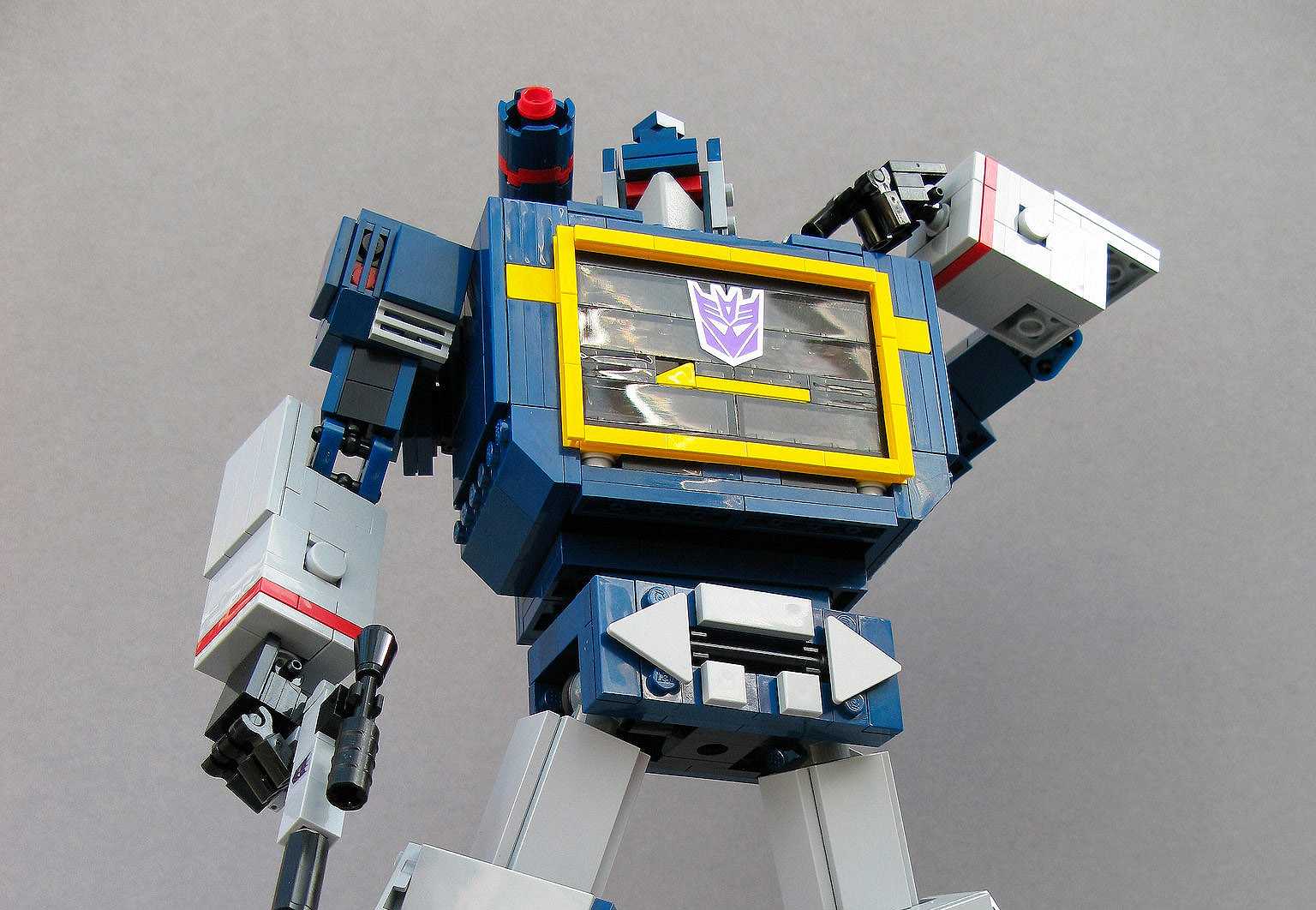 Soundwave trasformabile LEGO da Joe Perez