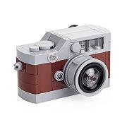 L’artista LEGO Chris McVeigh collabora con Leica