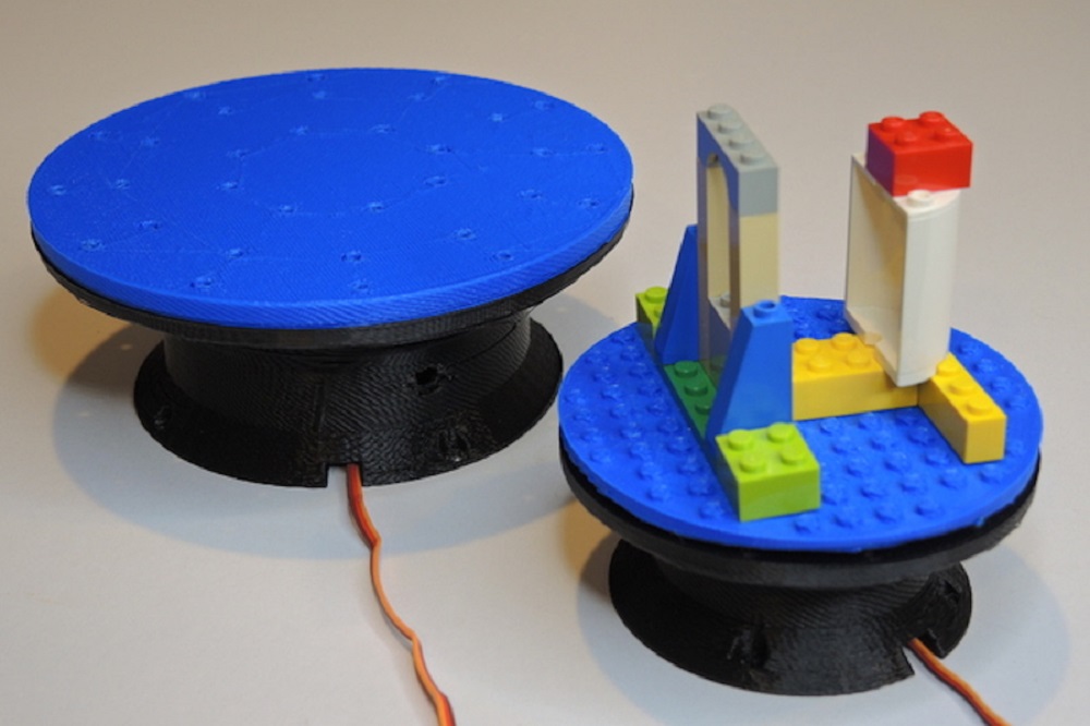 Il piano girevole creato con Arduino per esporre le opere LEGO