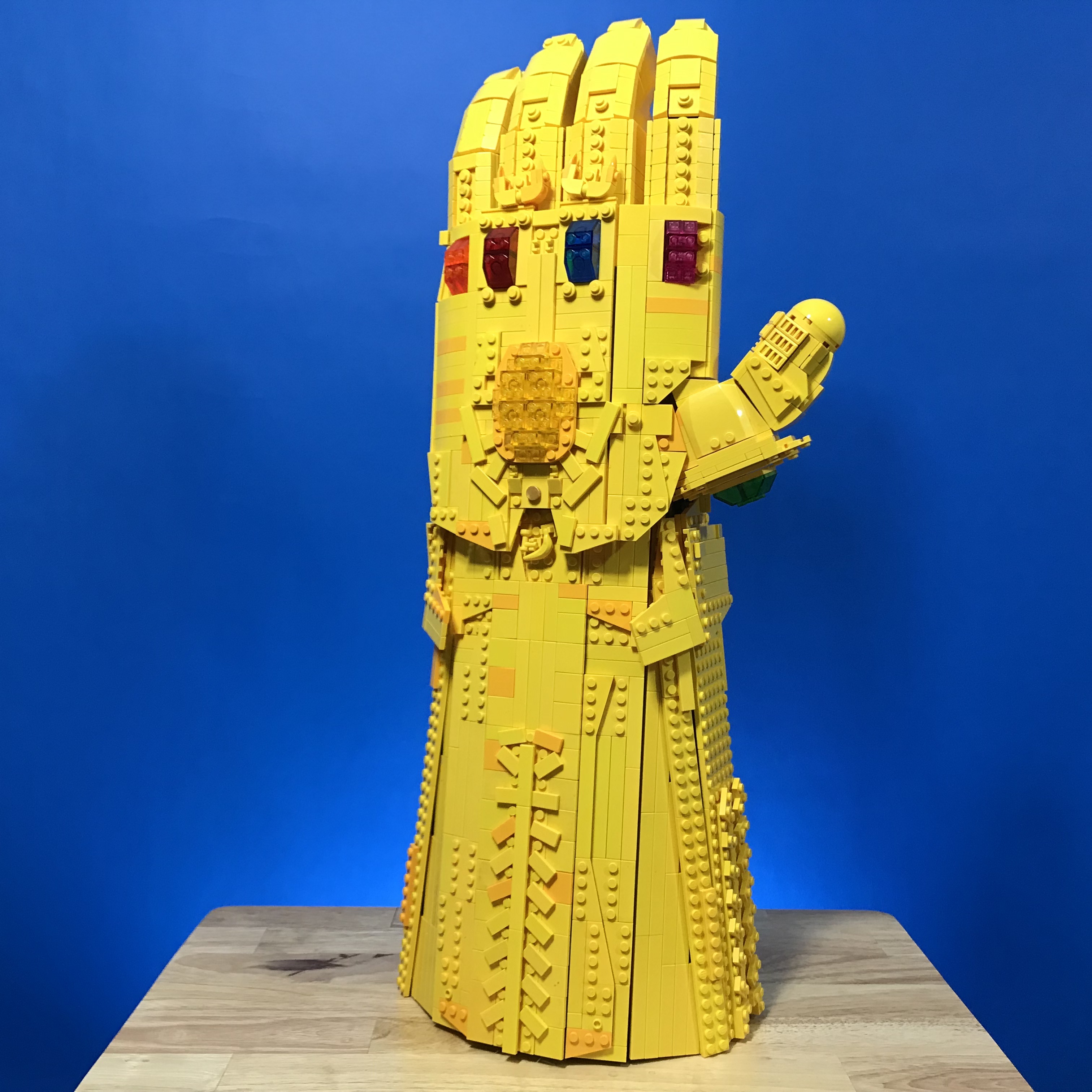 Il guanto di Thanos riprodotto in LEGO ed indossabile