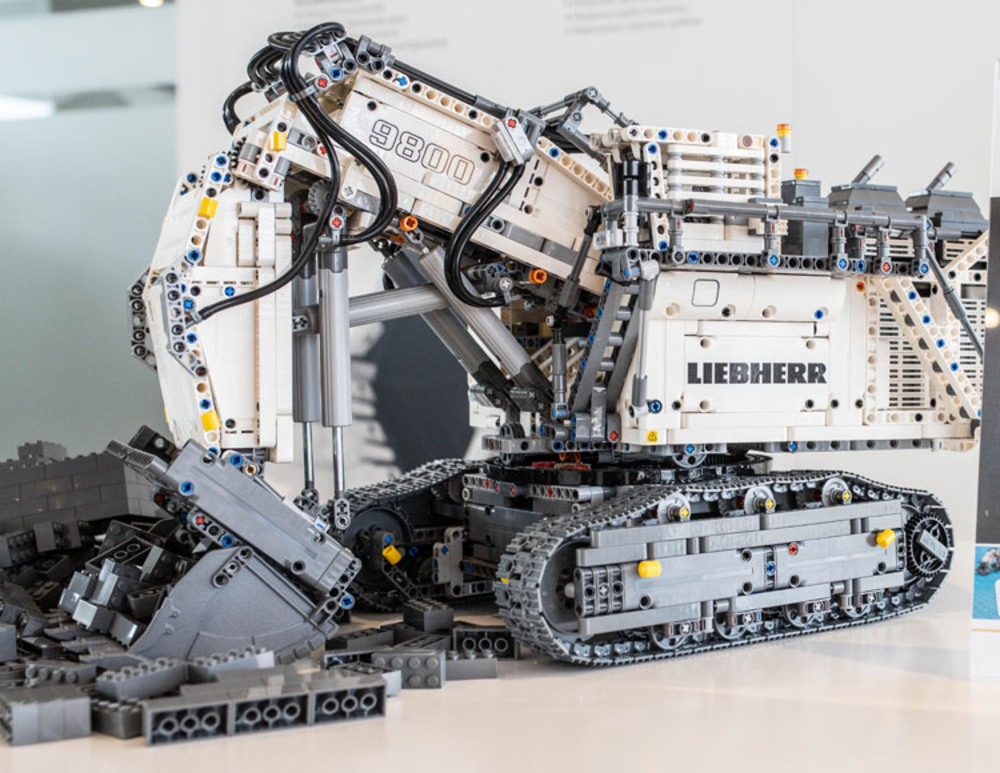 L’escavatore LEGO Technic Liebherr R9800 si mostra al Bauma (AGGIORNATO)