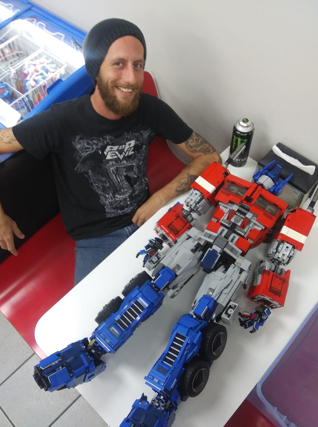 L'enorme Optimus Prime LEGO di Robert tratto dal film BumbleBee | Lega Nerd