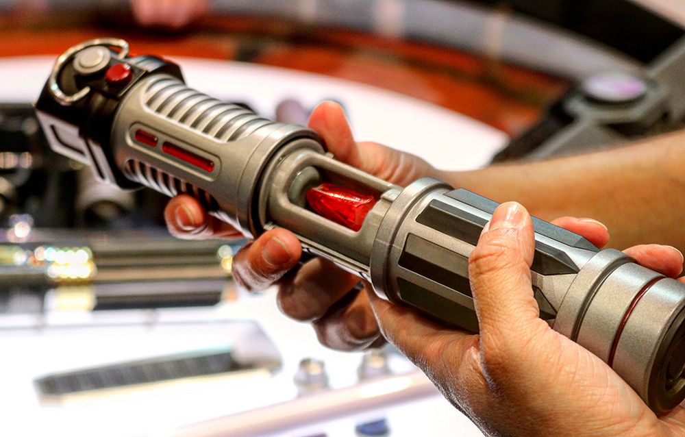 Ecco come saranno e quanto costeranno le lightsaber personalizzate che potrete costruirvi nei due Star Wars Galaxy's Edge