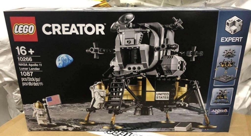 La foto della scatola del set LEGO Creator Expert 10266 NASA Apollo 11 Lunar Lander (AGGIORNATO)