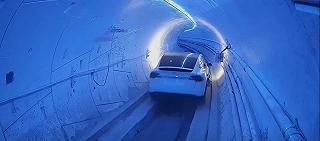Il video di una Tesla che sfreccia a 200 all’ora nel tunnel della The Boring Company