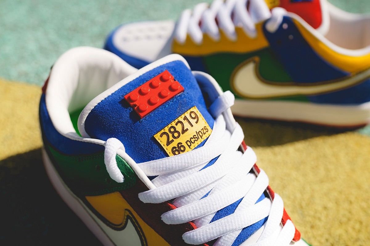 Le sneakers LEGO x NIKE in vendita sul sito di BespokeIND