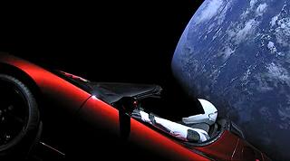 Starman a bordo della sua Tesla ha compiuto un giro completo attorno al sole