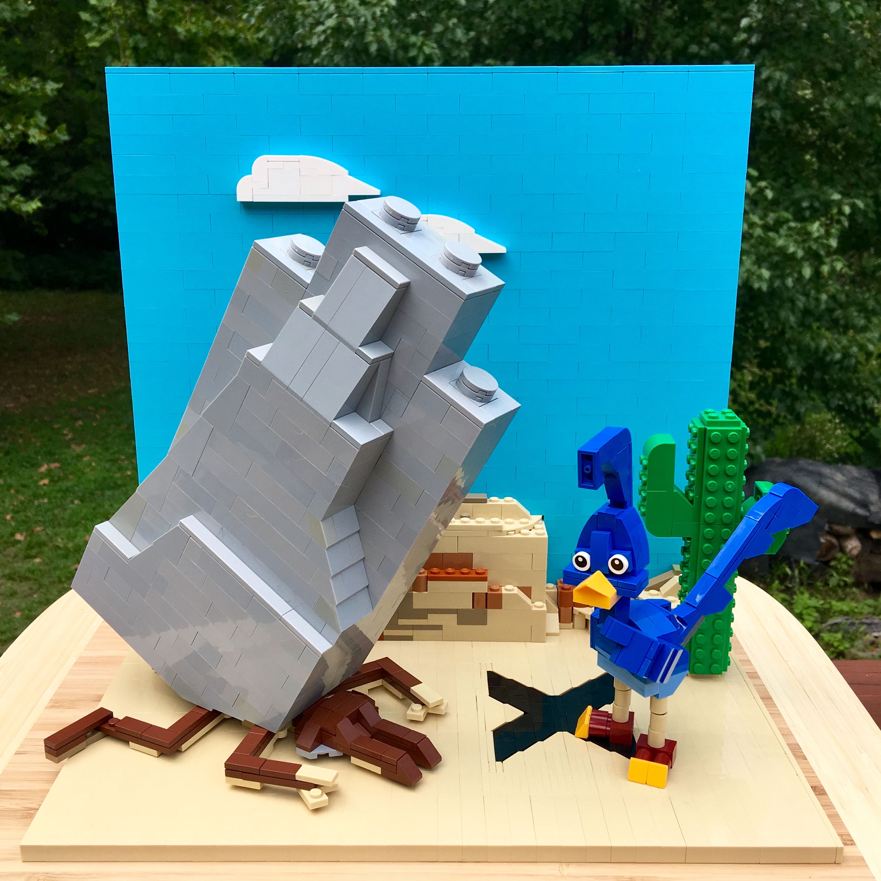 Alcune scene di Willy il Coyote e Beep Beep ricreate in LEGO