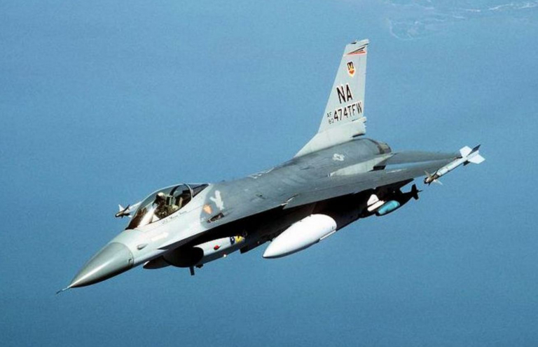 Per 8.5 milioni di dollari potete acquistare questo F-16 ...