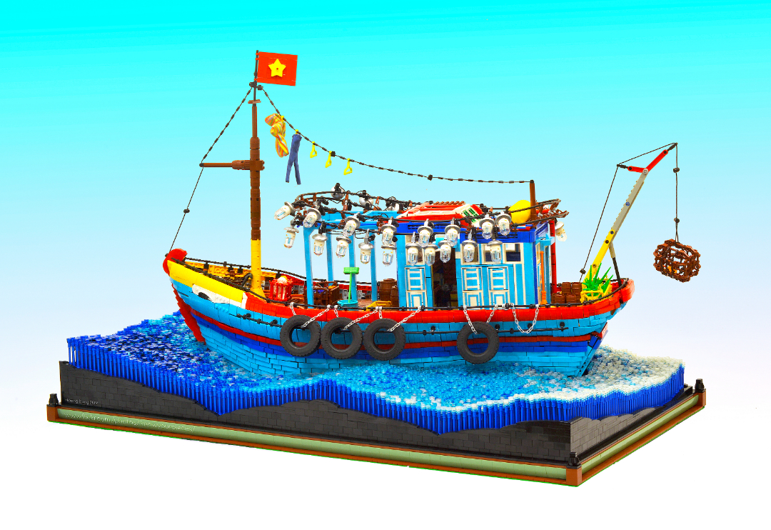 L’imbarcazione LEGO poggiata su un mare davvero particolare