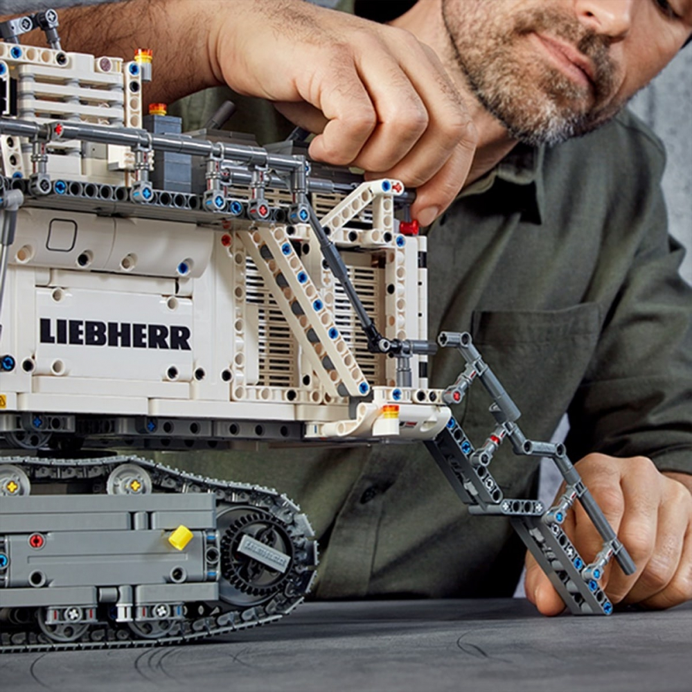 Immagini Ufficiali Del Set LEGO Technic 42100 Liebherr R9800 Excavator ...