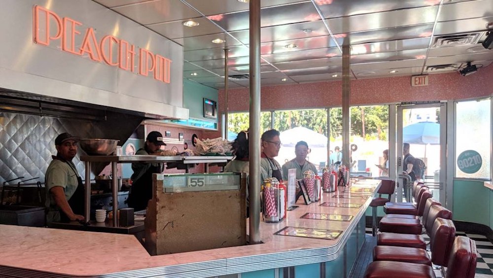 Una replica esatta del Peach Pit ha aperto a Los Angeles