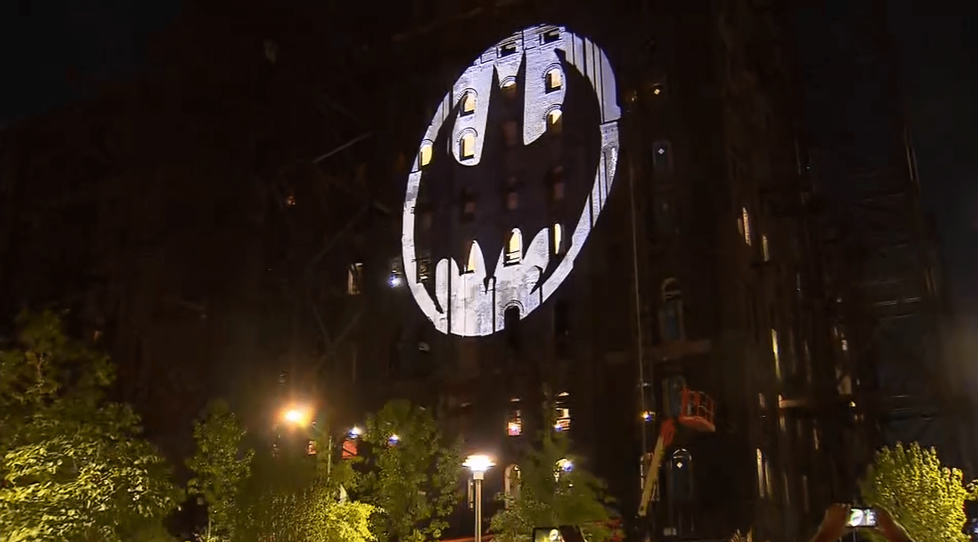 Batman Day: le immagini del Bat-segnale a Roma