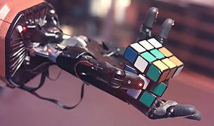 Il robot che risolve con una mano sola il cubo di Rubik