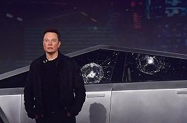 Elon Musk spiega perché i vetri del Cybertruck si sono rotti durante la presentazione