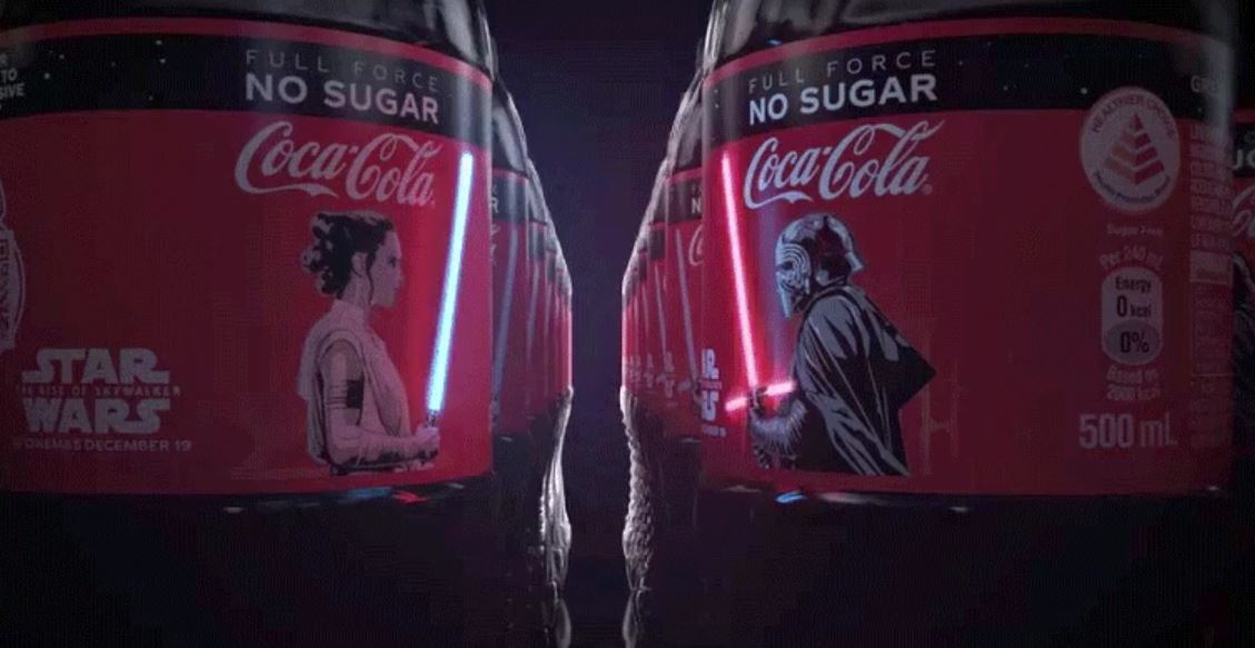 Le bottiglie Coca Cola X Star Wars con le spade laser OLED