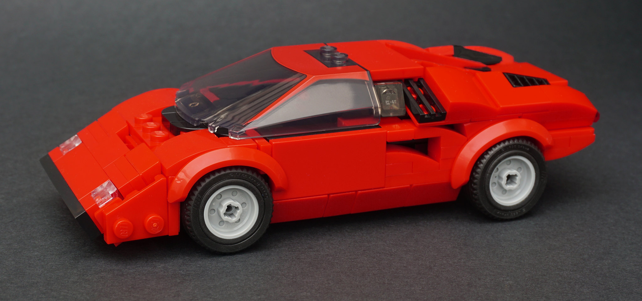 La Lamborghini Countach LEGO larga 8 stud di Jonathan