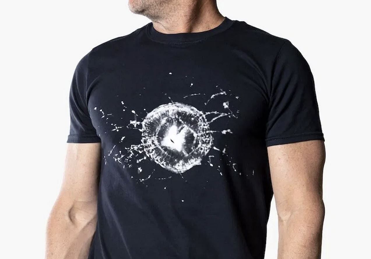Tesla sta vendendo delle t-shirt con il vetro sfasciato del Cybetruck a 45$