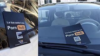 “La tua auto è su Pornhub”, il guerrilla marketing contro i parcheggi selvaggi a Roma