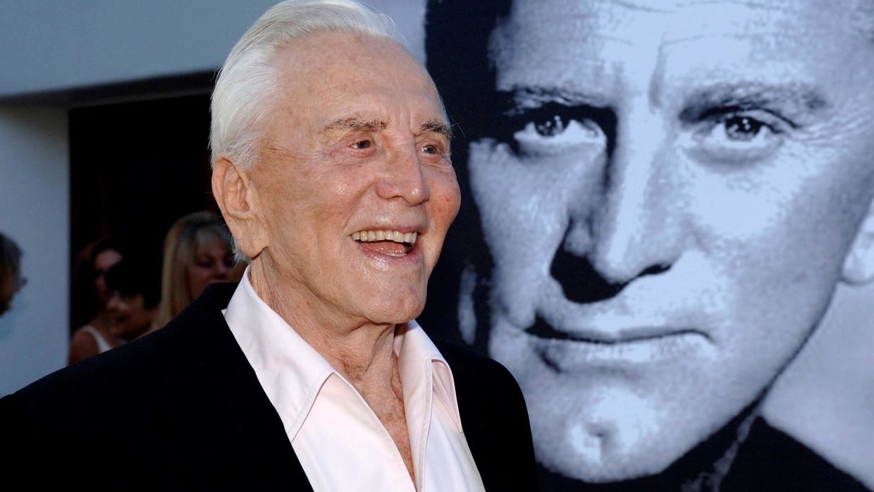 Kirk Douglas, morto l’attore decano di Hollywood, aveva 103 anni