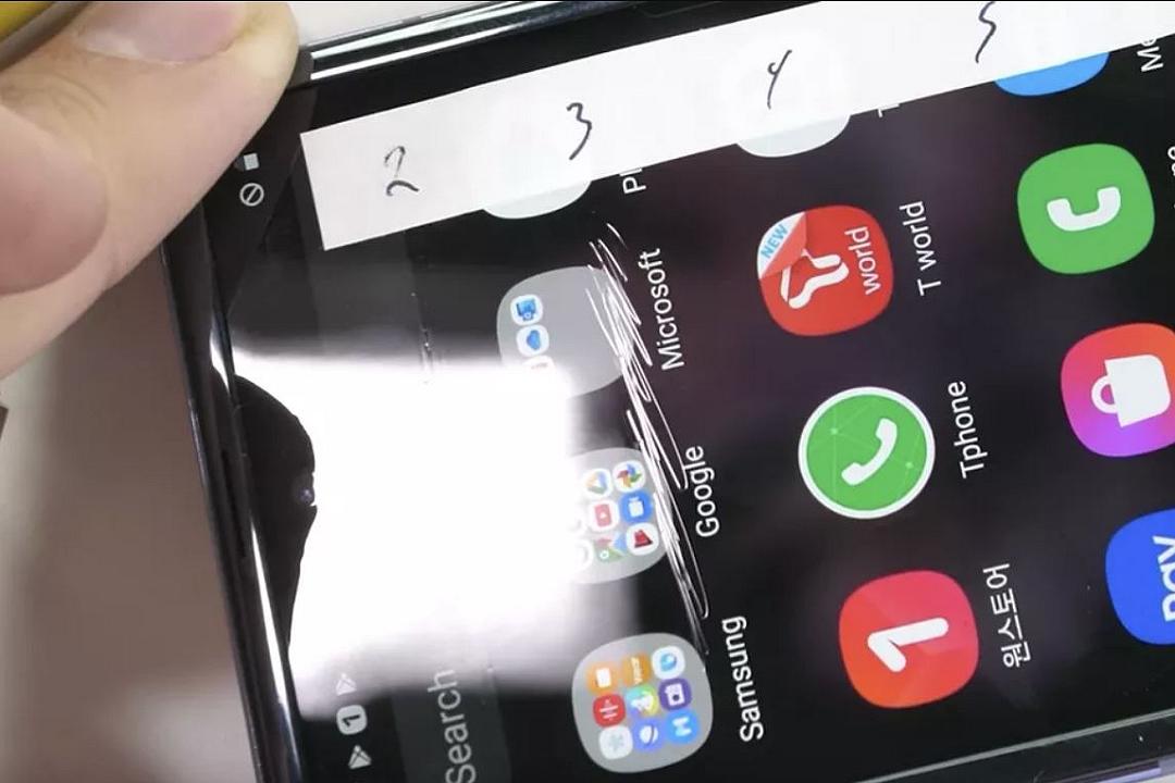 Galaxy Z Flip, lo schermo è davvero di vetro o è in plastica? Samsung risolve il giallo