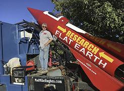 Mad Mike, lo stuntman che si è schiantato con il suo razzo non credeva davvero nella Terra piatta?