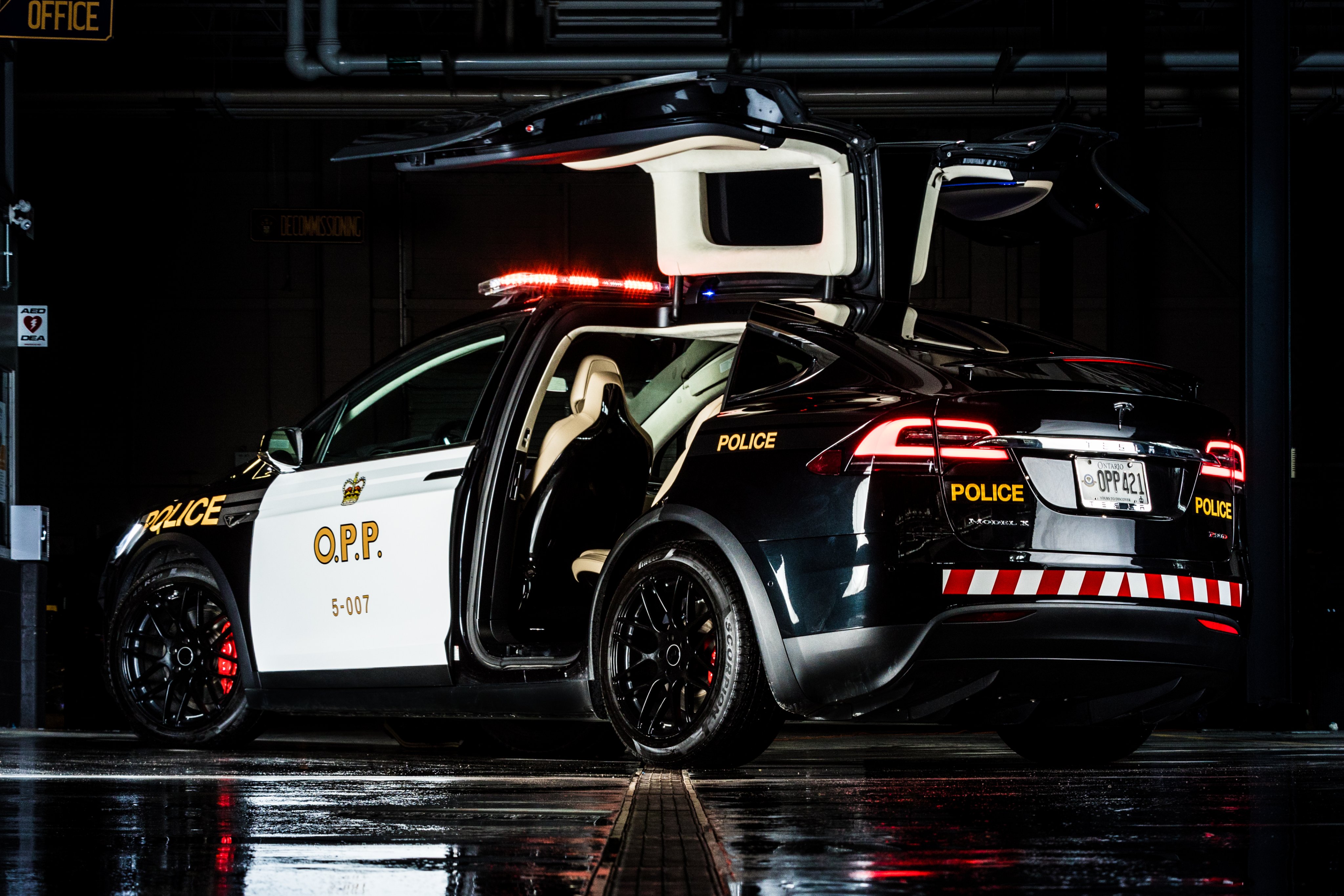 Tesla: "meglio la Model X o il Cybertruck?" chiede la polizia dell'Ontario
