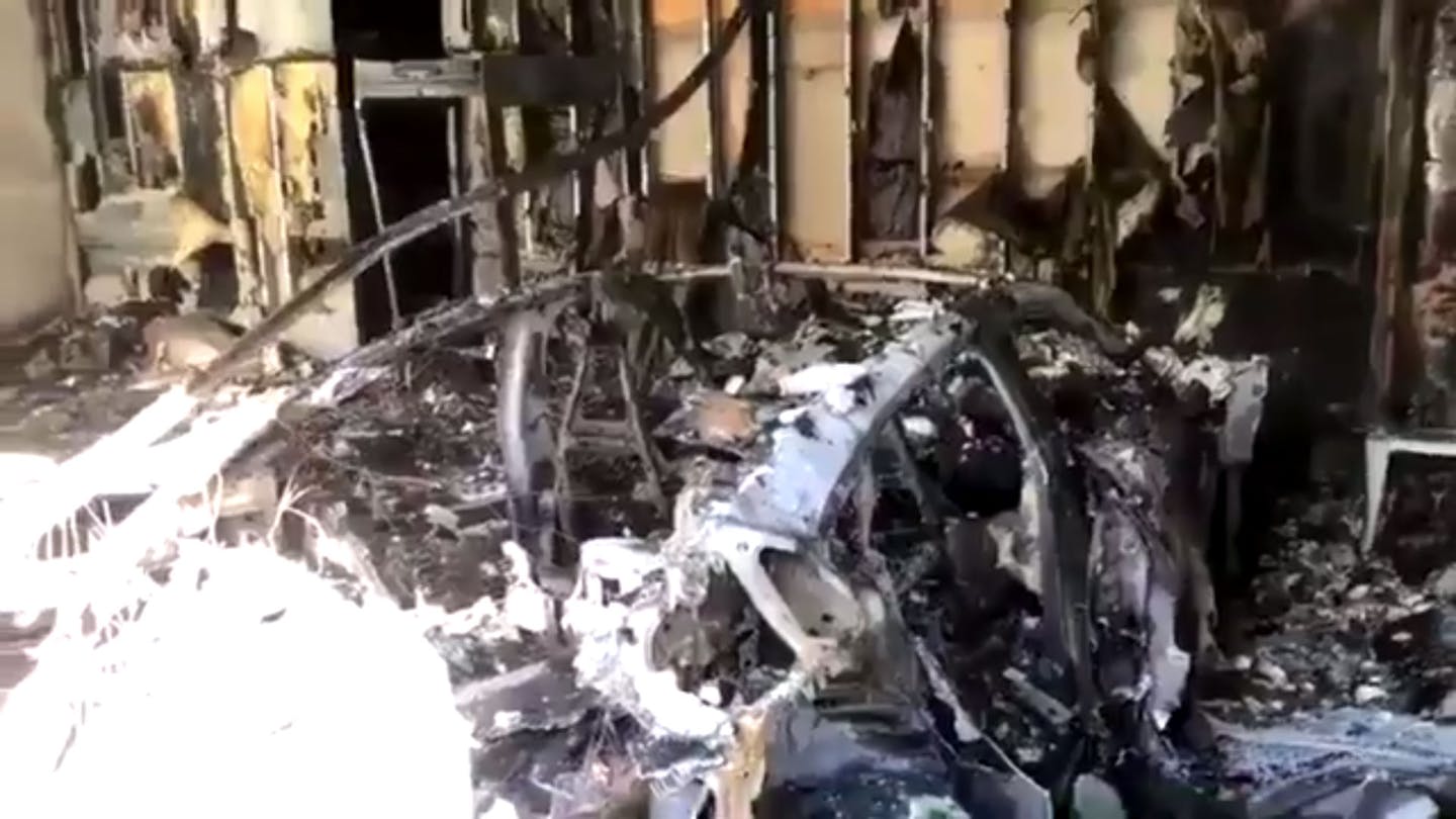 Taycan, primo caso di incendio “spontaneo” per l’elettrica: Porsche indaga
