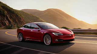 Autopilot: per ingannare le Tesla portandole ad accelerare basta un semplice nastro adesivo?