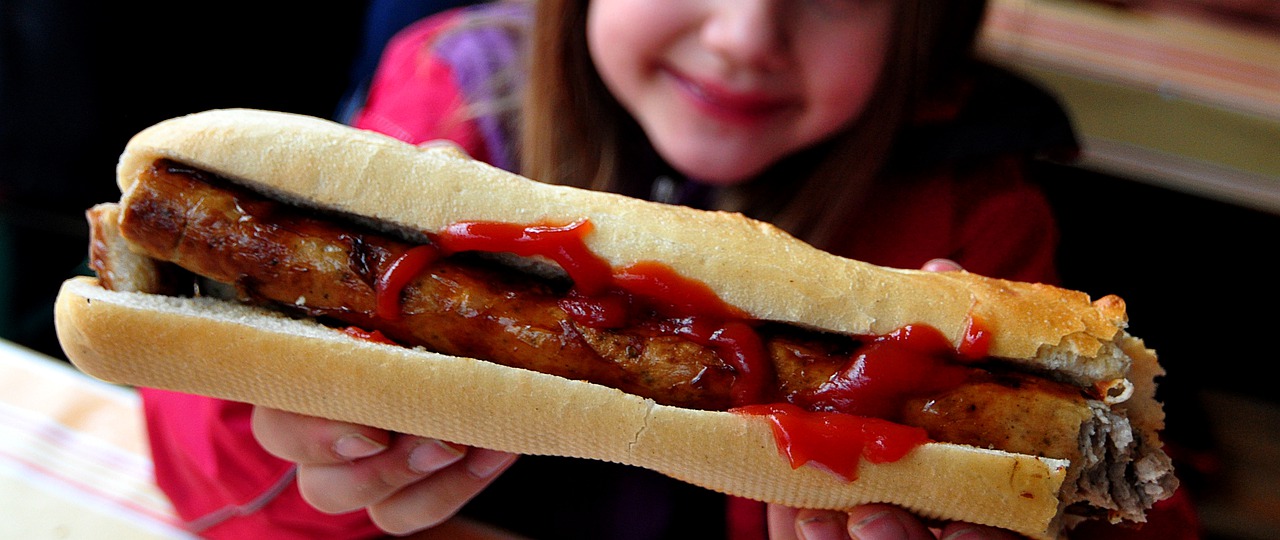 bratwurst con ketchup