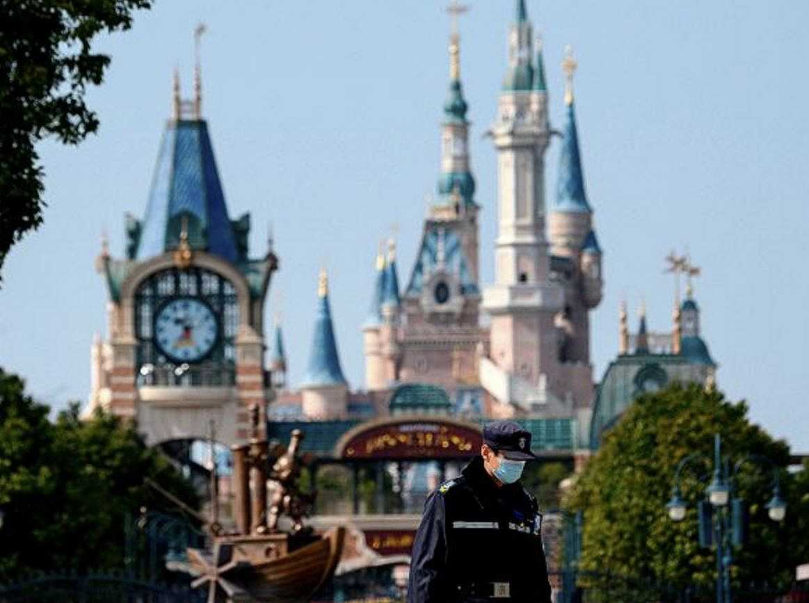 Disneyland: chiusi tutti i parchi a tema Disney, sospese le crociere