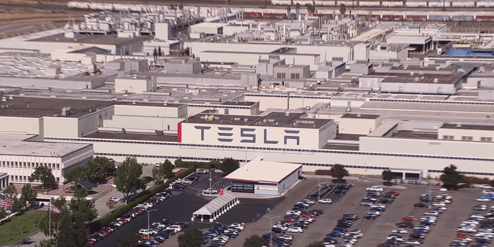 Tesla, centinaia di lavoratori si sono ammalati di Covid perché obbligati al lavoro